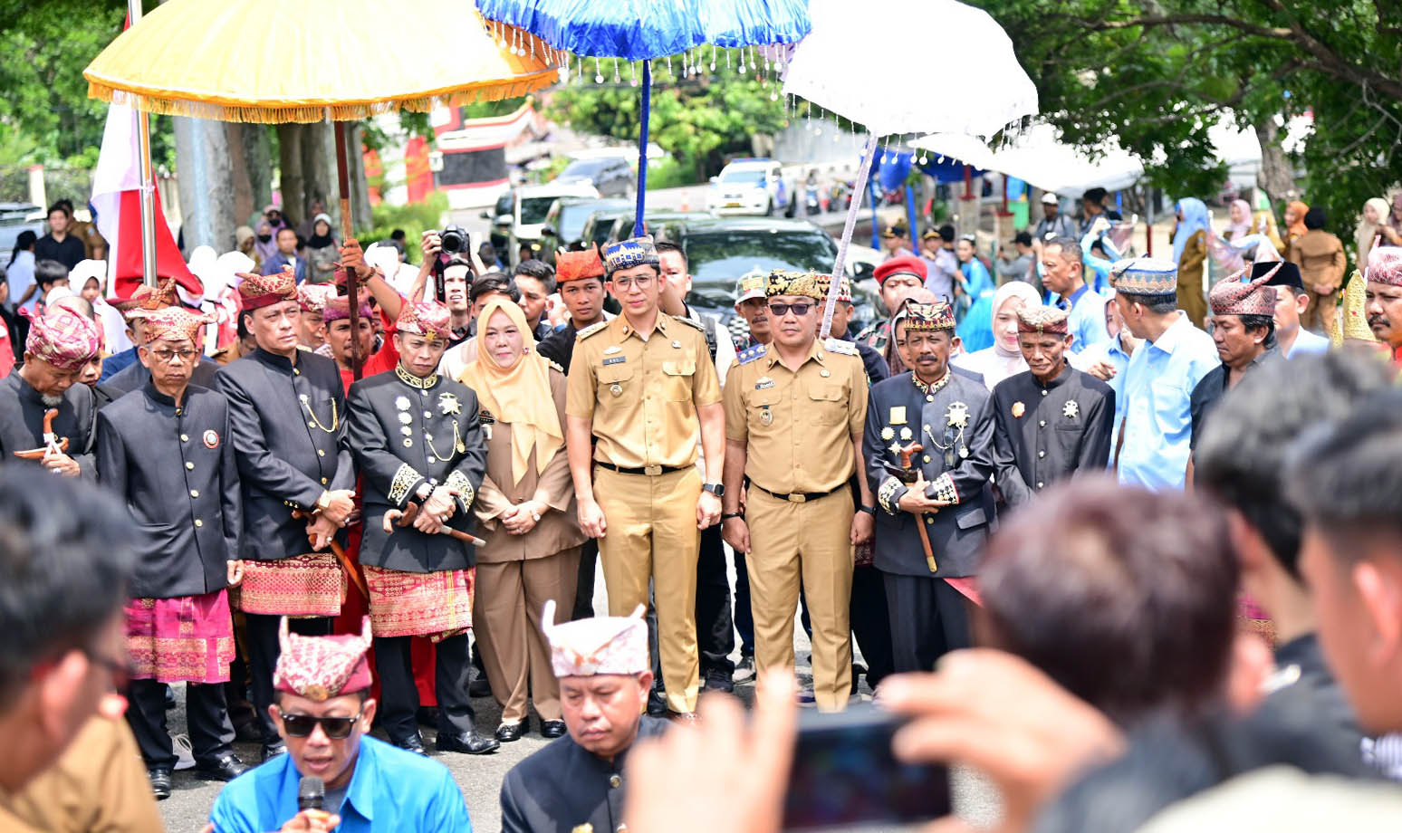 Prosesi Adat Adat Sai Batin Lima Marga Sambut Kedatangan Egi-Syaiful di Kantor Bupati