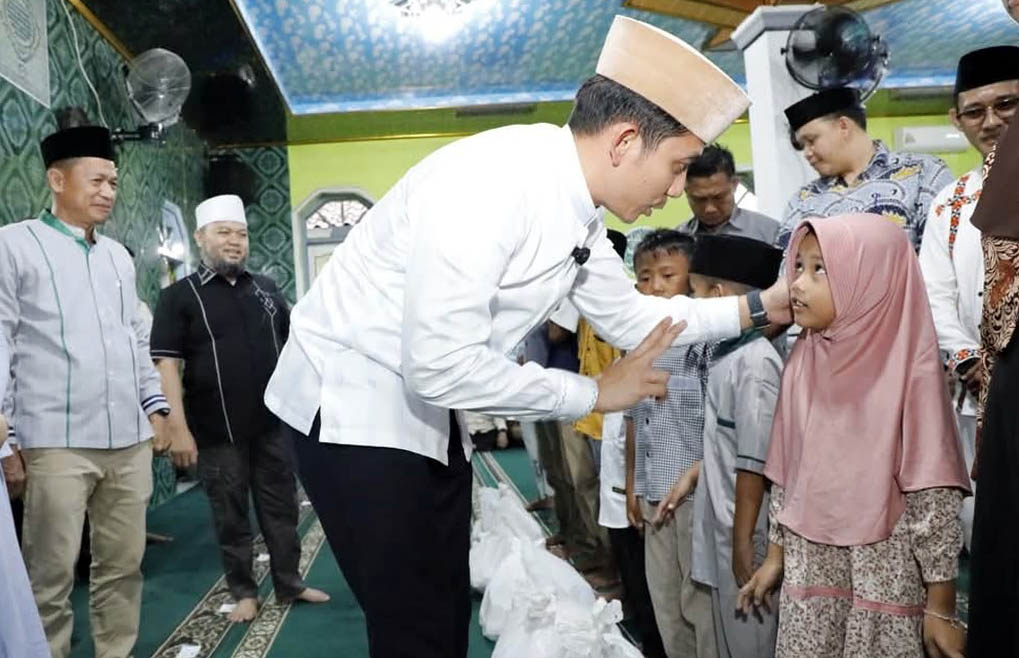 Safari Ramadan di Kecamatan Rajabasa, Bupati Egi Bagikan Paket Sembako
