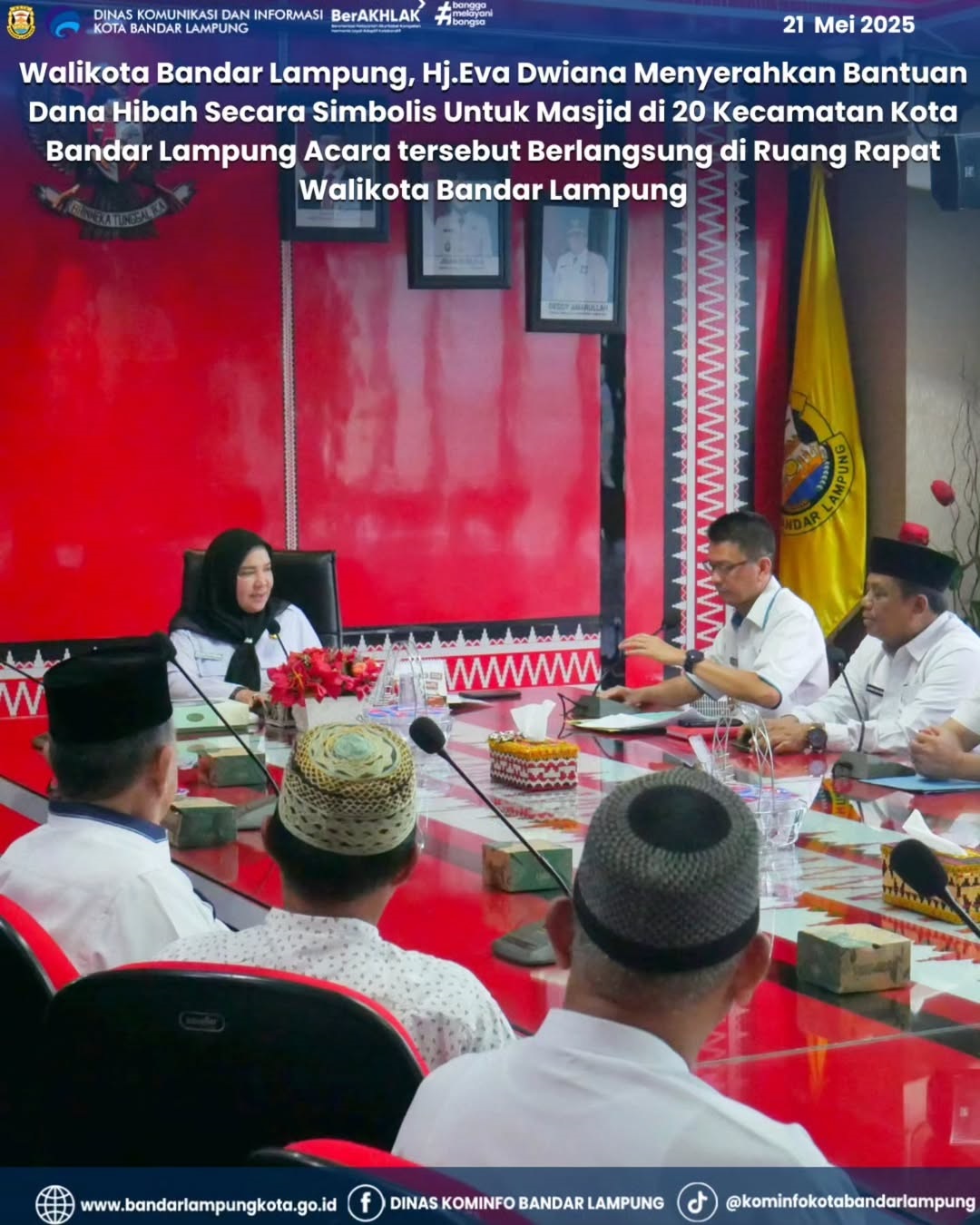 Walikota Bandar Lampung, Hj.Eva Dwiana Menyerahkan Bantuan Dana Hibah Secara Simbolis Untuk Masjid di 20 Kecamatan Kota Bandar Lampung Acara tersebut Berlangsung di Ruang Rapat Walikota Bandar Lampung