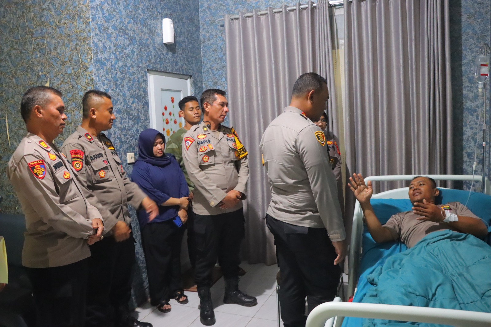 Kapolresta Bandar Lampung Besuk 2 Anggota Polri Yang Terluka Saat Kawal Aksi Unjuk Rasa di DPRD Lampung