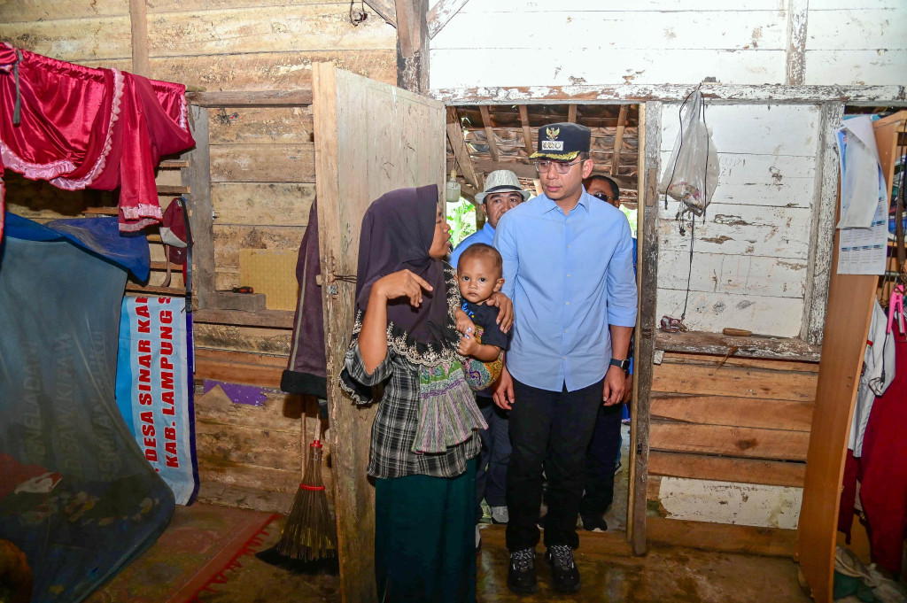 Bupati Egi Serahkan Bantuan Bedah Rumah kepada Warga Desa Budi Lestari
