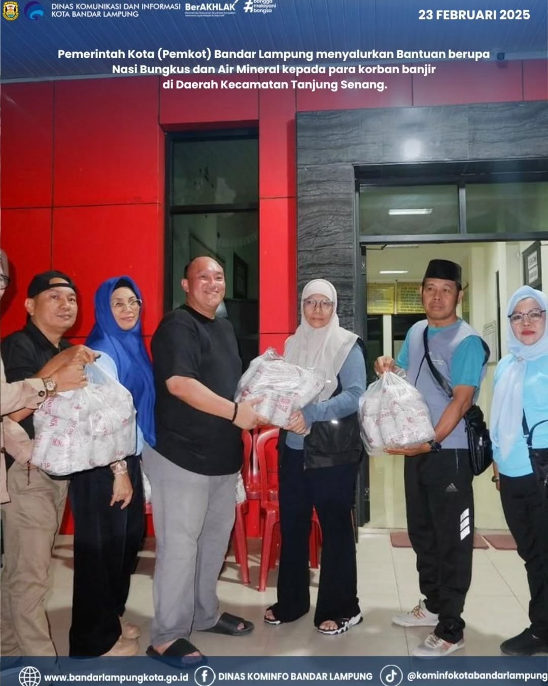 Pemerintah Kota (Pemkot) Bandar Lampung Menyalurkan Bantuan Berupa Nasi Bungkus dan Air Mineral Kepada Para Korban Banjir Yang Terjadi di Daerah Kecamatan Tanjung Senang