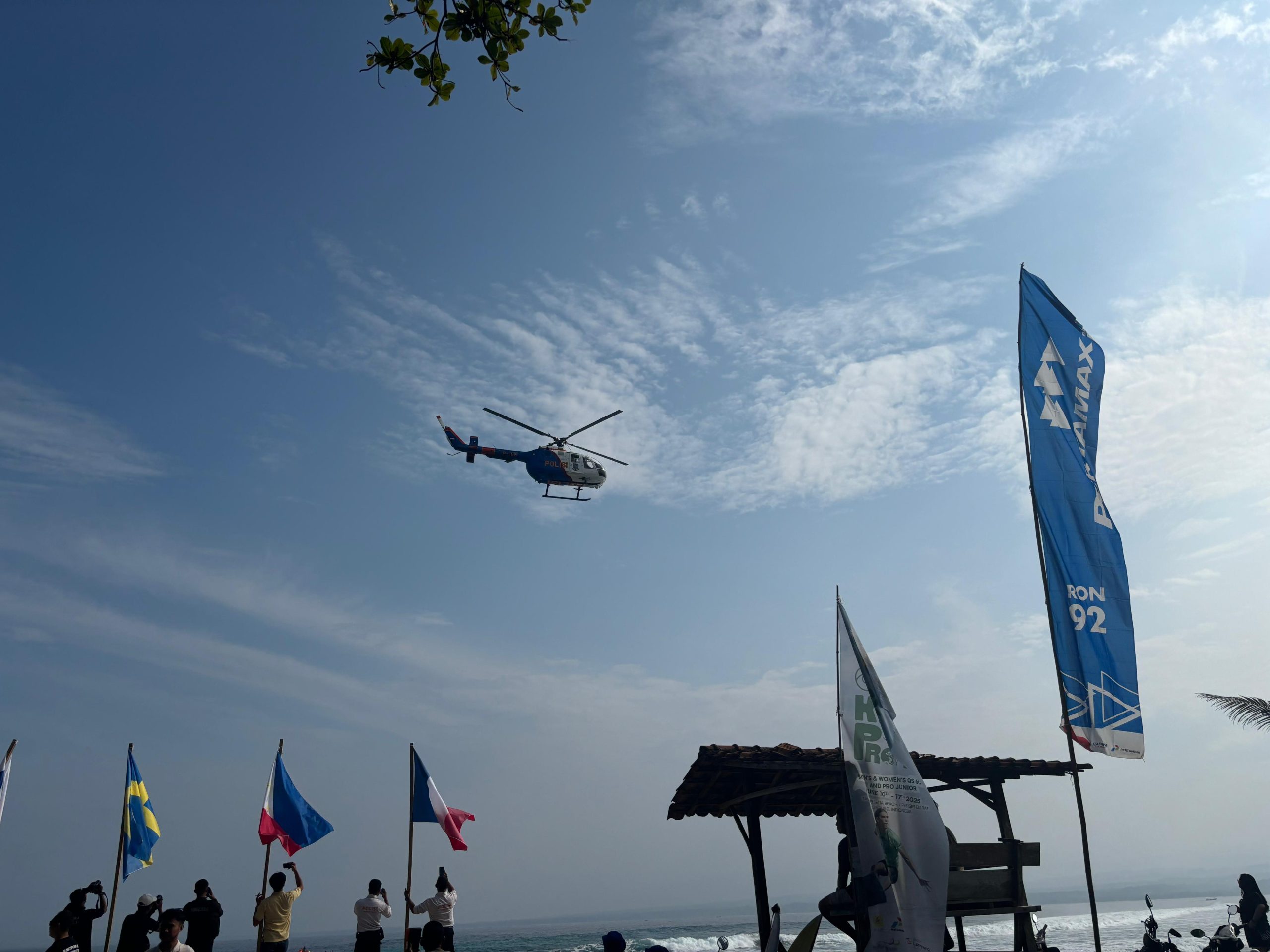 Ditpolairud Polda Lampung Lakukan Patroli Udara dengan Helikopter Polri untuk Pengamanan WSL Krui Pro 2025