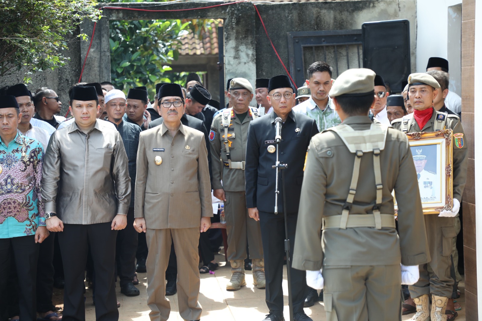 Tokoh Lampung Bachtiar Basri Dimakamkan, Gubernur Rahmat Mirzani Pimpin Penghormatan Terakhir