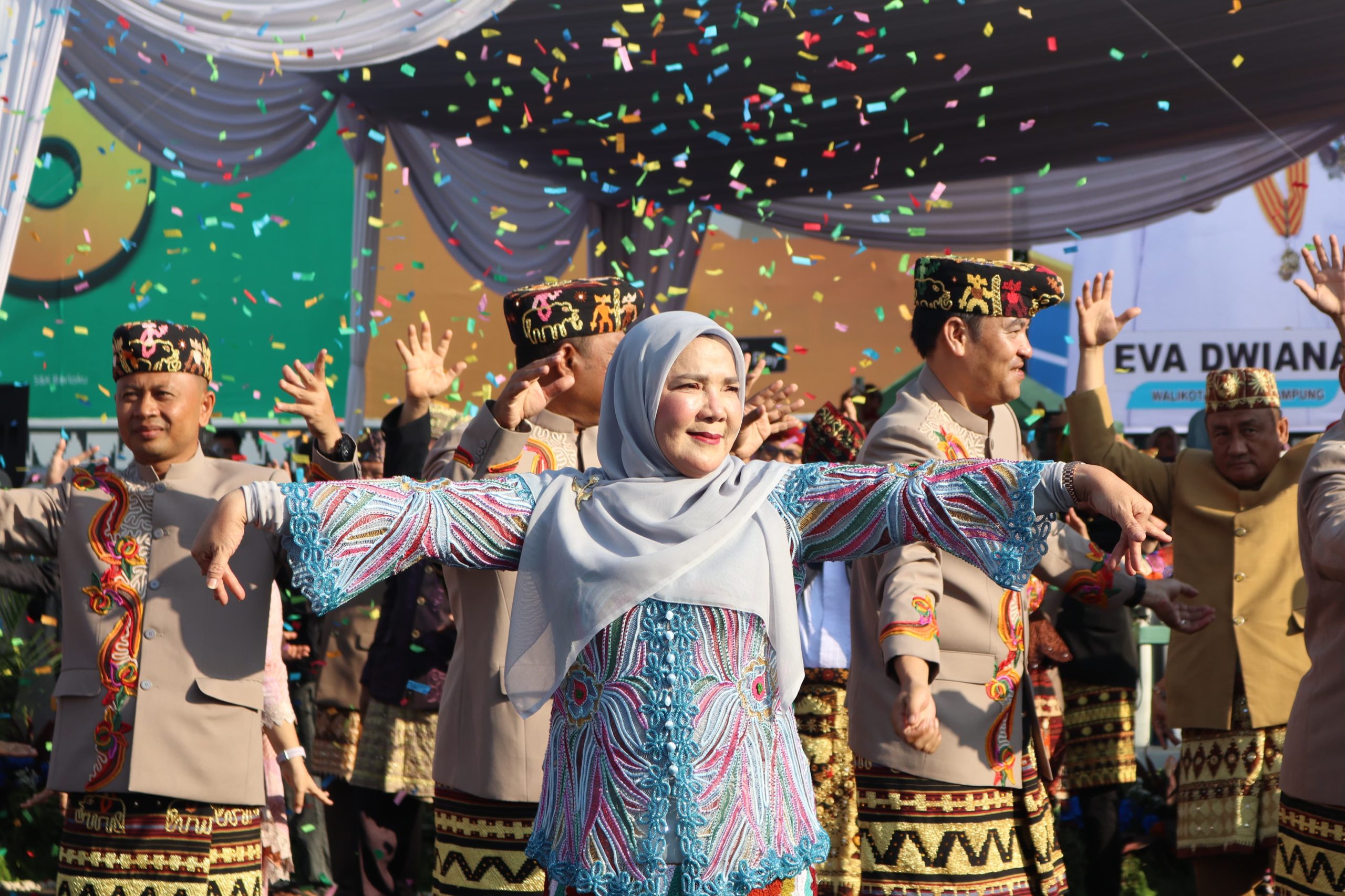 Pemerintah Kota Bandar Lampung menggelar Pawai Budaya Tari Ngigel di Bundaran Tugu Adipura