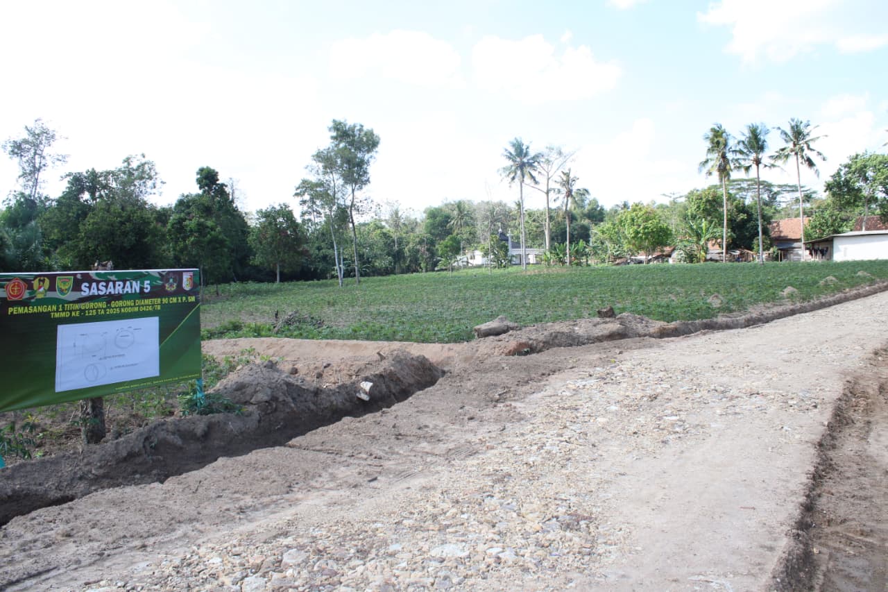 Jelang Penutupan TMMD ke-125, Kodim 0426/Tulang Bawang Rampungkan Pemasangan Gorong-Gorong