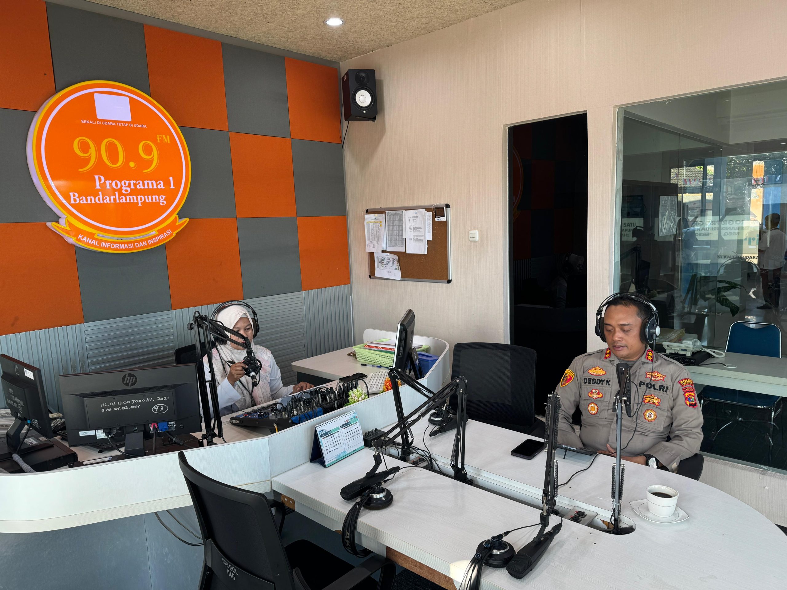 Lewat Dialog Interaktif Polisi Menyapa Pro 1 RRI, Kapolres Lampung Utara Ajak Masyarakat Berperan Aktif Bersama Menjaga Kamtibmas