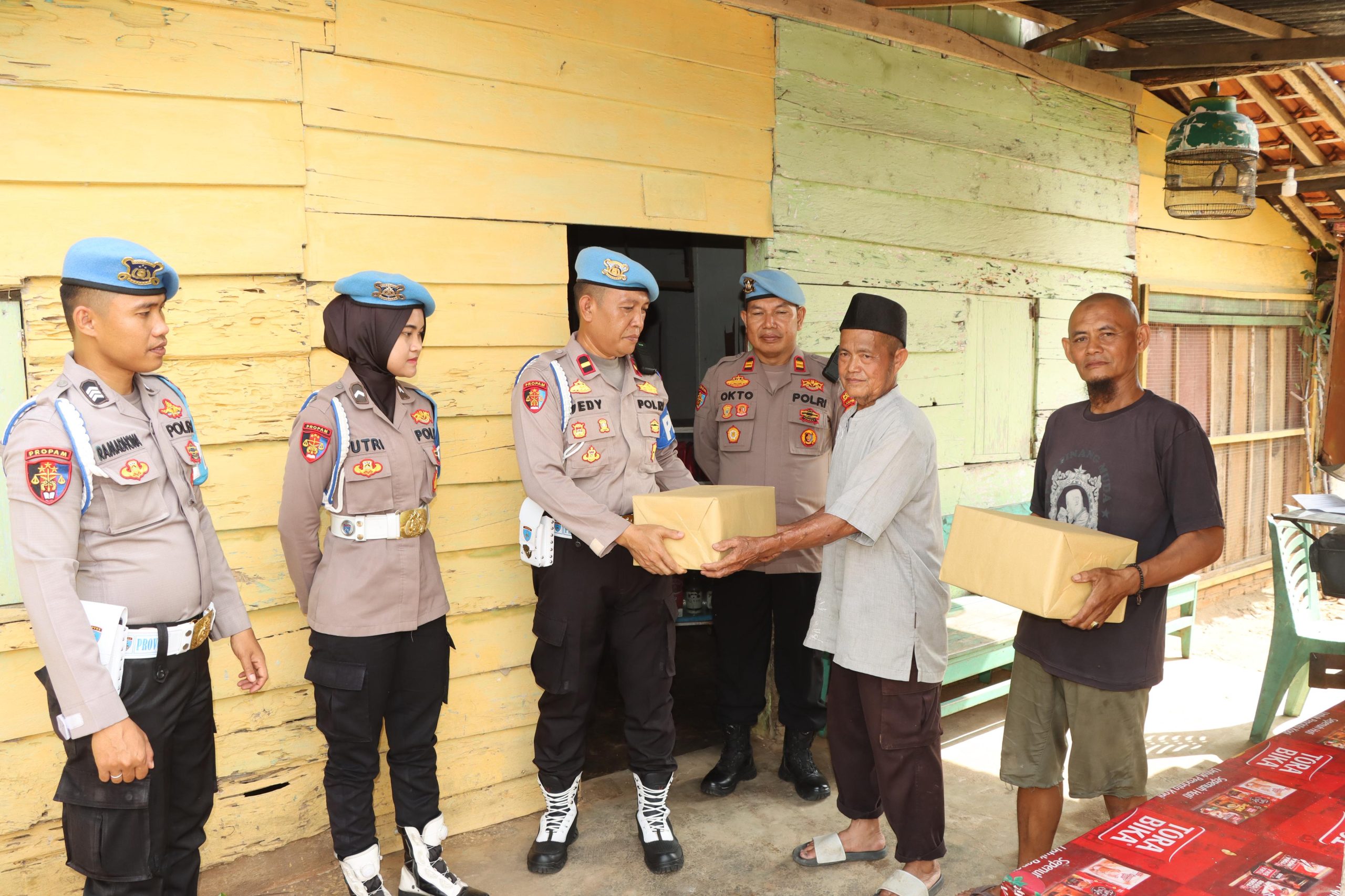 Sambut Hut Propam Polri Ke-23, Propam Polres Lampung Utara Gelar Bansos