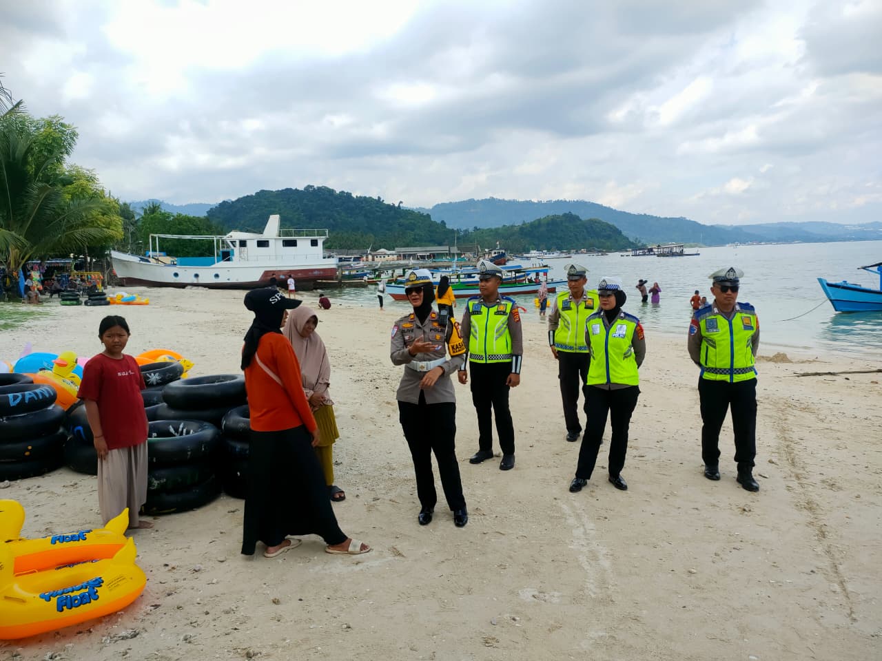 Libur Akhir Tahun, Polres Pesawaran Laksanakan Patroli Dialogis dan Pengamanan Jalur Lalu Lintas di Kawasan Wisata