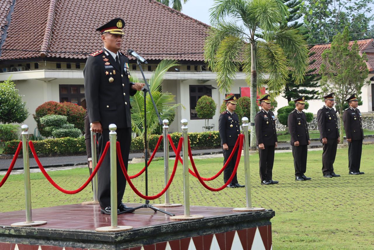 Respon Cepat Pohon Tumbang Timpa Perumahan SDN 02 Tanjung Iman, Polres Lampung Utara Lakukan Evakuasi