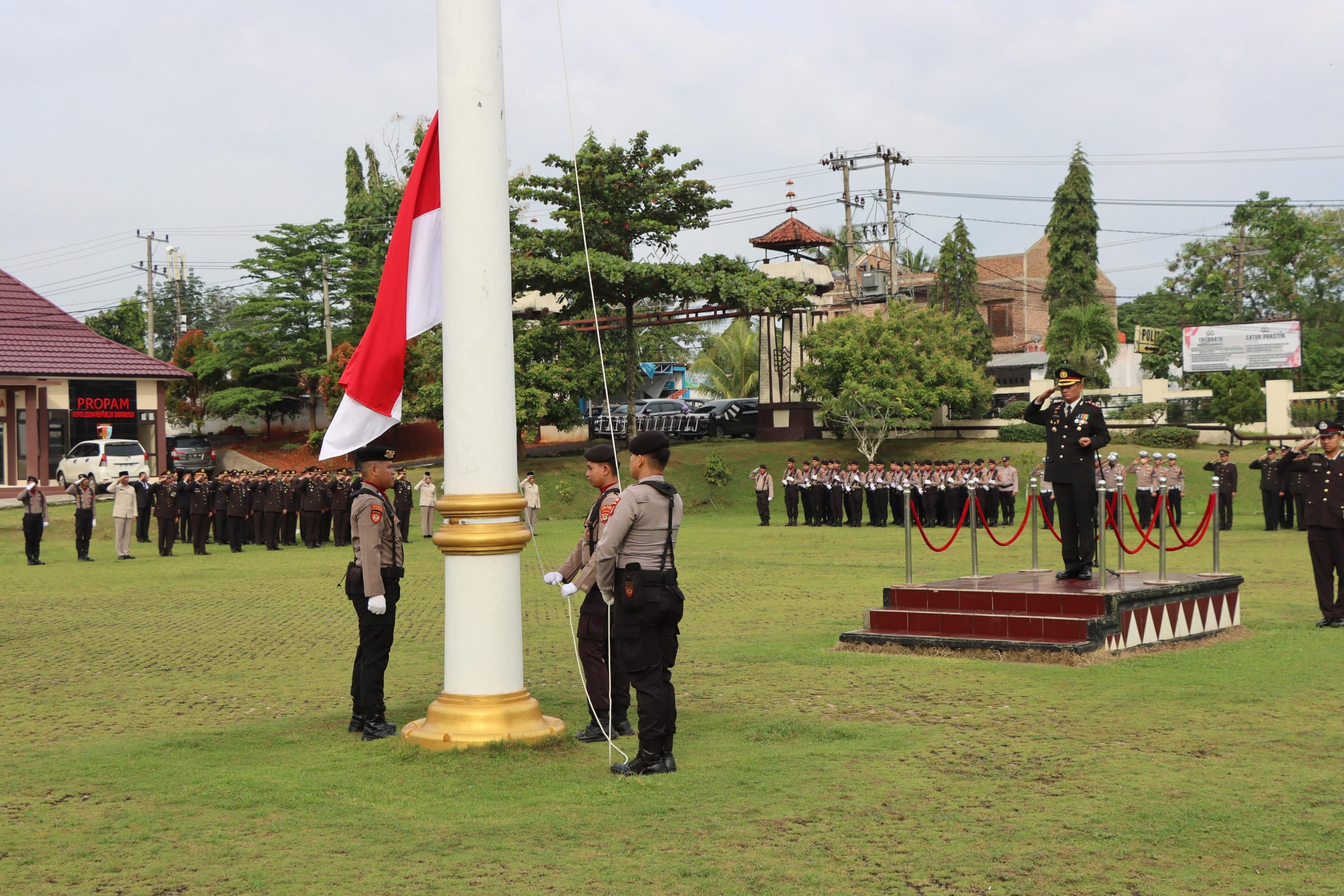 Gelar Upacara Hari Kesadaran Nasional, Kapolres Lampung Utara Berikan Tanda Kehormatan dari Presiden kepada Personel