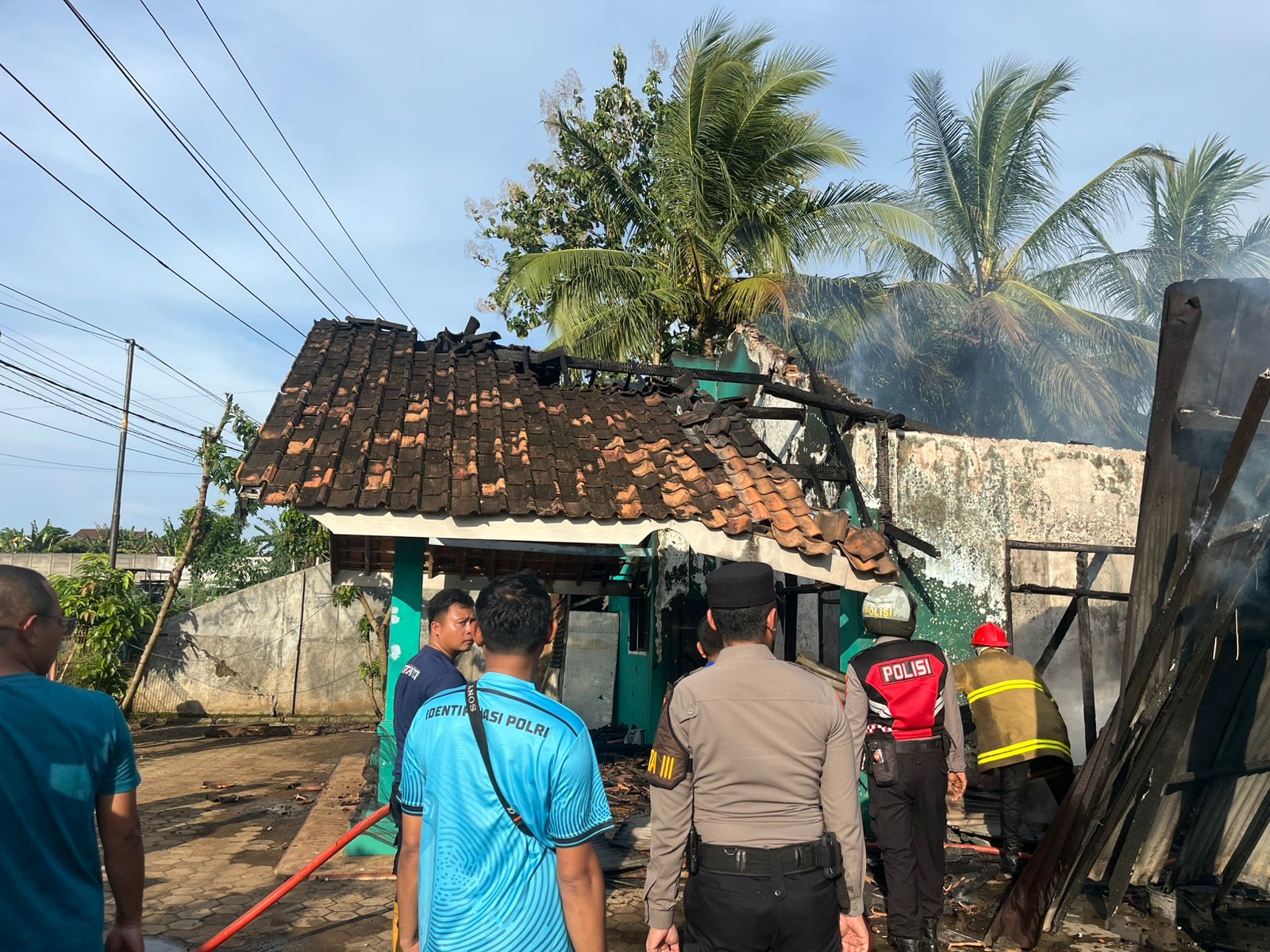 Polres Lampung Utara Sigap Tangani Kebakaran Rumah Warga di Kotabumi Selatan
