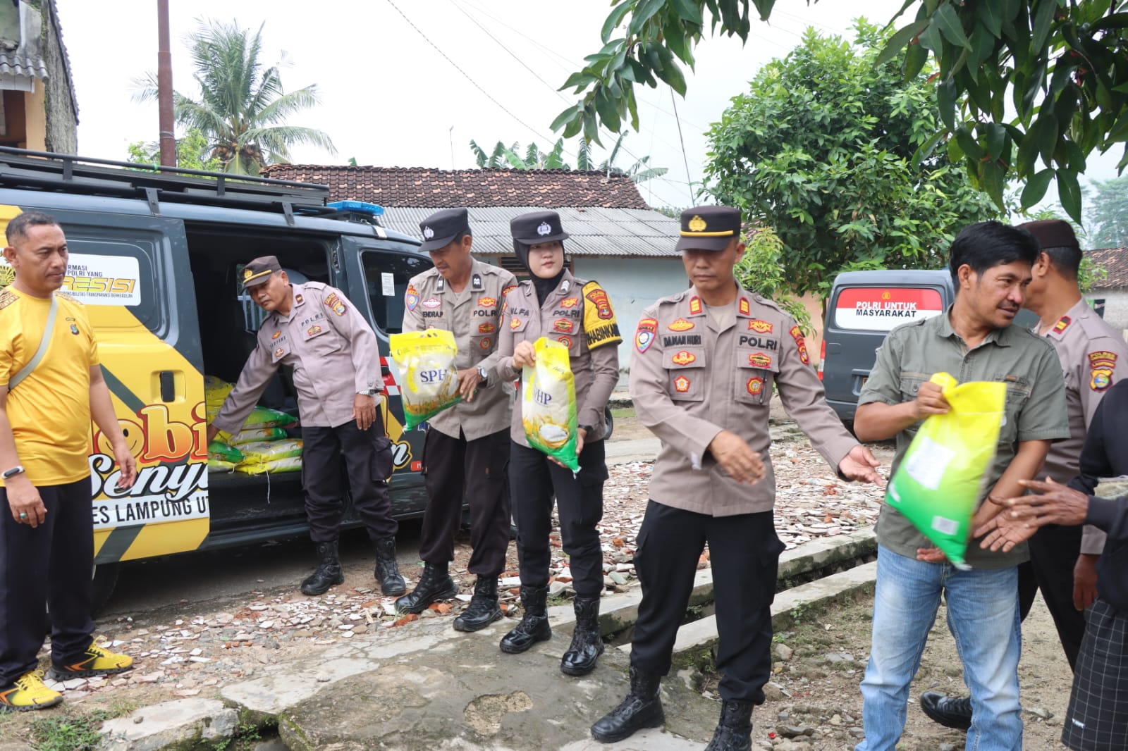 Pasca Banjir, Polres Lampung Utara Salurkan Sembako untuk 58 KK Pasca Banjir di Rawa Karya Kota Alam