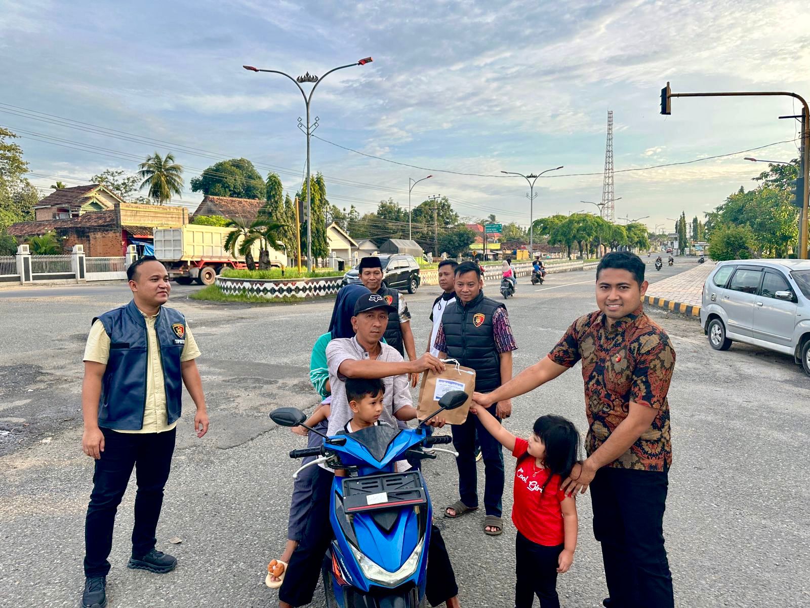 Sat Reskrim Polres Lampung Tengah Tebar Kepedulian, 300 Paket Takjil Dibagikan di Jalur Lintas Sumatera