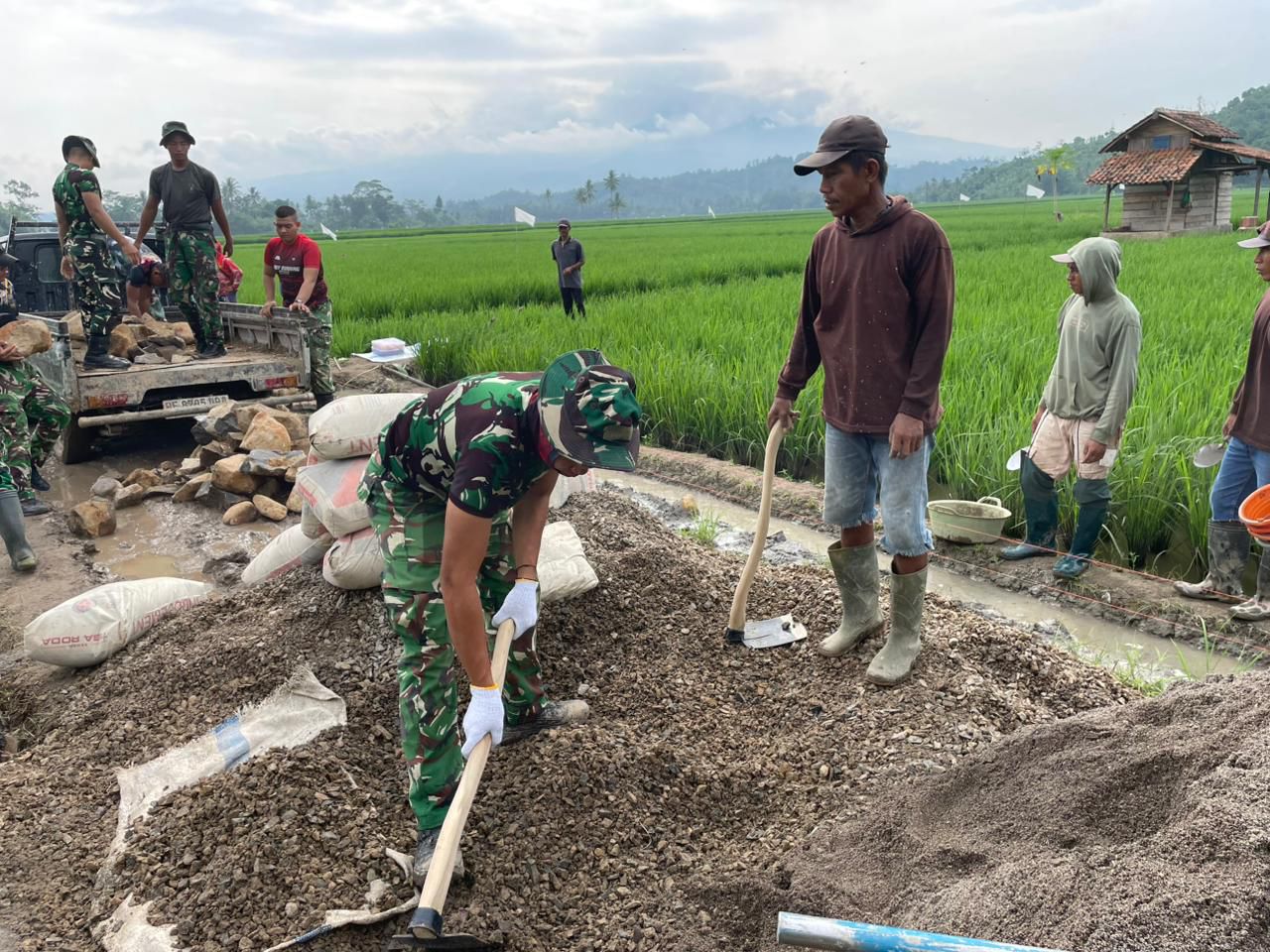 Hari Ketiga TMMD ke-127: TNI dan Masyarakat Gotong Royong Bangun Jalan dan Talud 