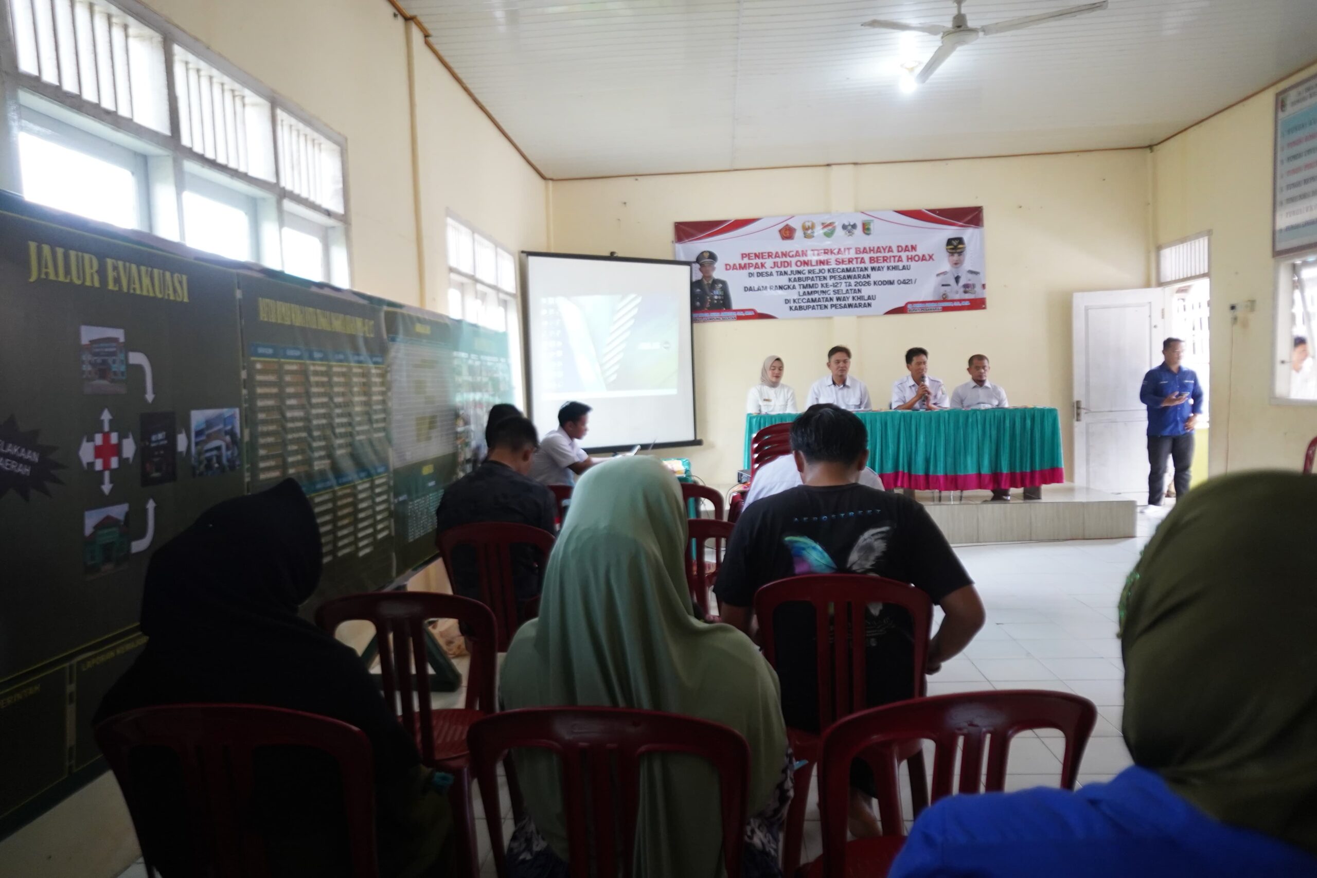 TMMD Kodim 0421/LS Tekankan Bahaya Judi Online dan Hoaks kepada Warga