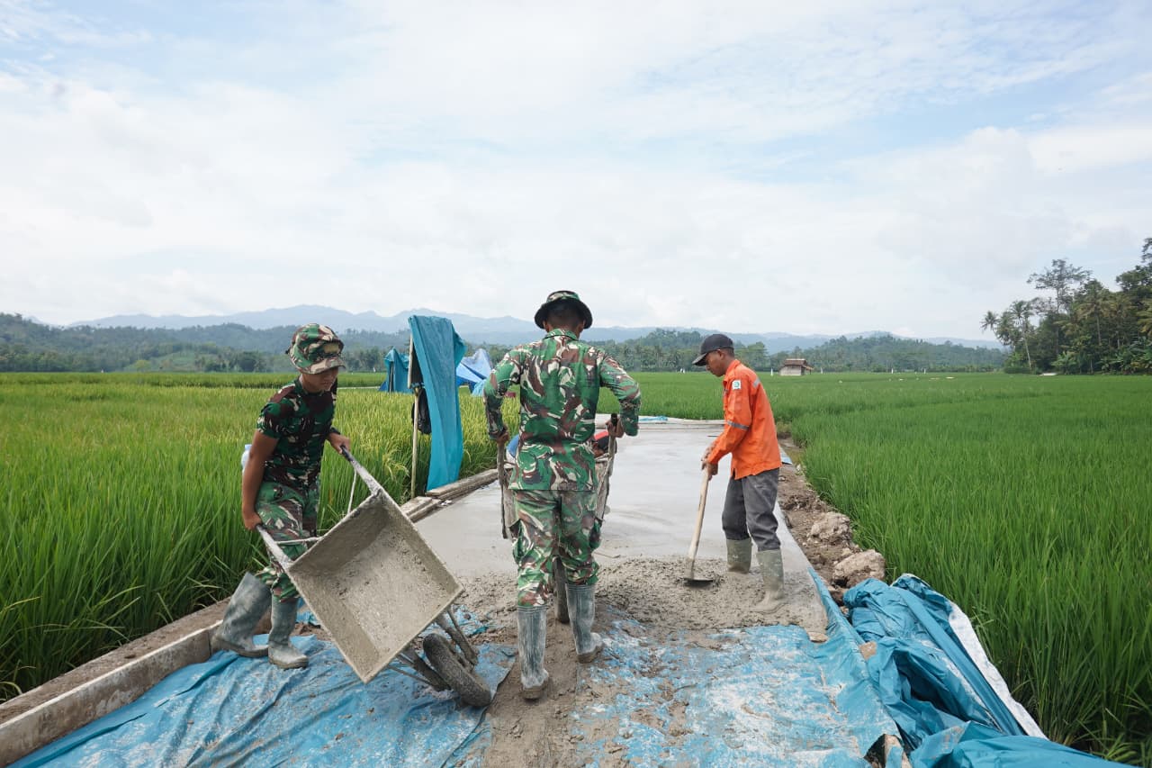 TMMD ke-127 Kodim 0421/Lampung Selatan Bangun RTLH dan Infrastruktur Warga