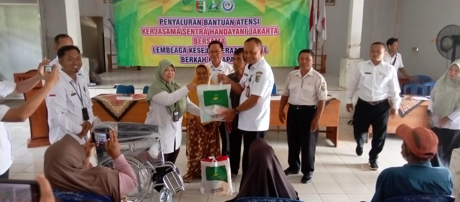Bantuan ATENSI Kemensos RI Disalurkan untuk 90 Lansia di Kabupaten Pesawaran