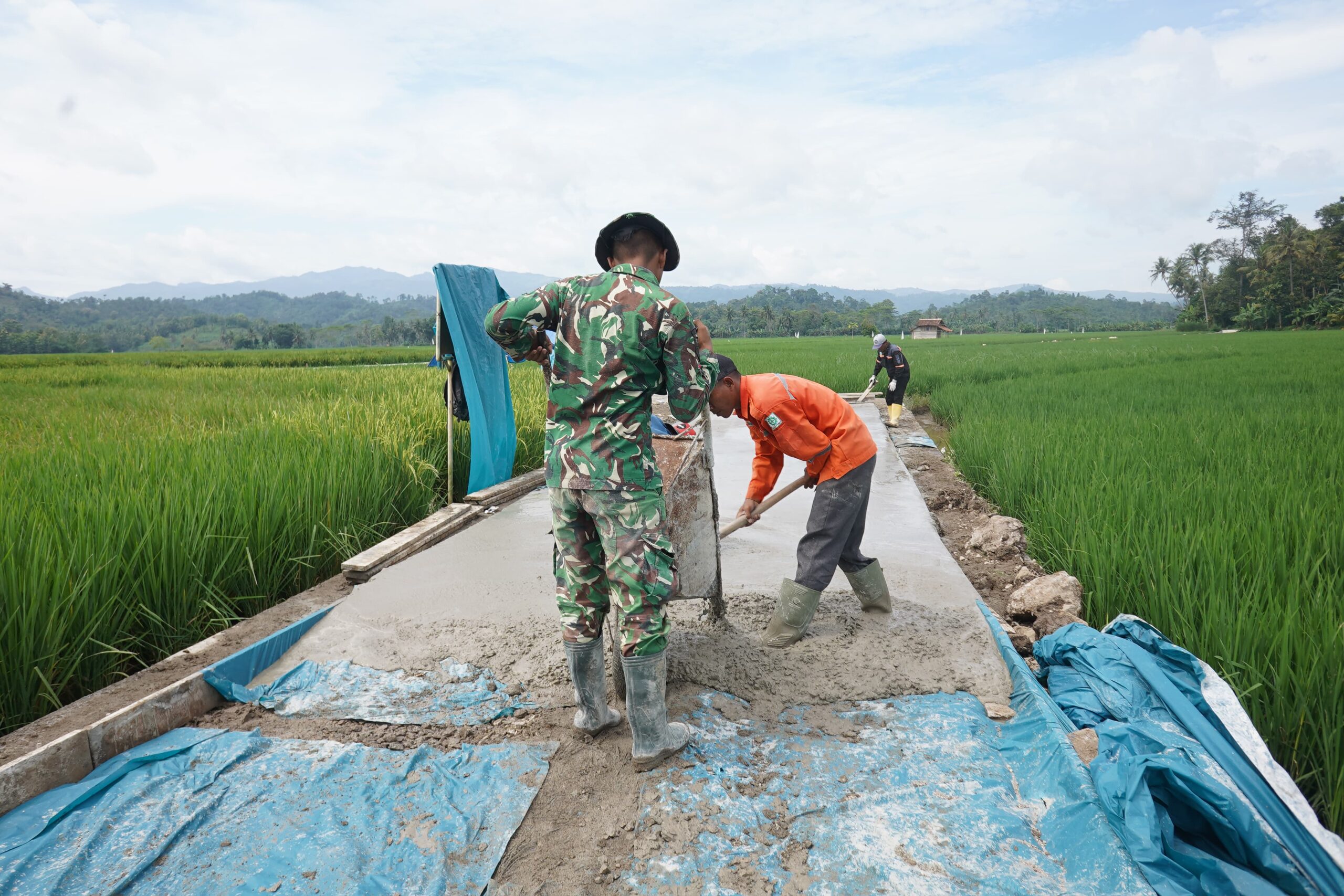 Progres Rabat Beton TMMD ke-127 Kodim 0421/LS Capai 54 Persen