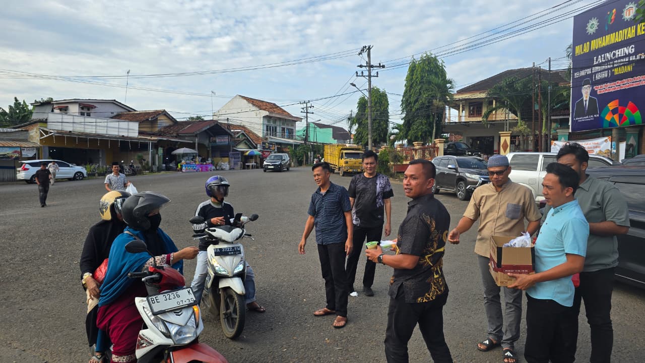 Ramadhan Berbagi, Sat Intelkam Polres Lampung Utara Bagikan Takjil di Bundaran Tugu Alamsyah RPN