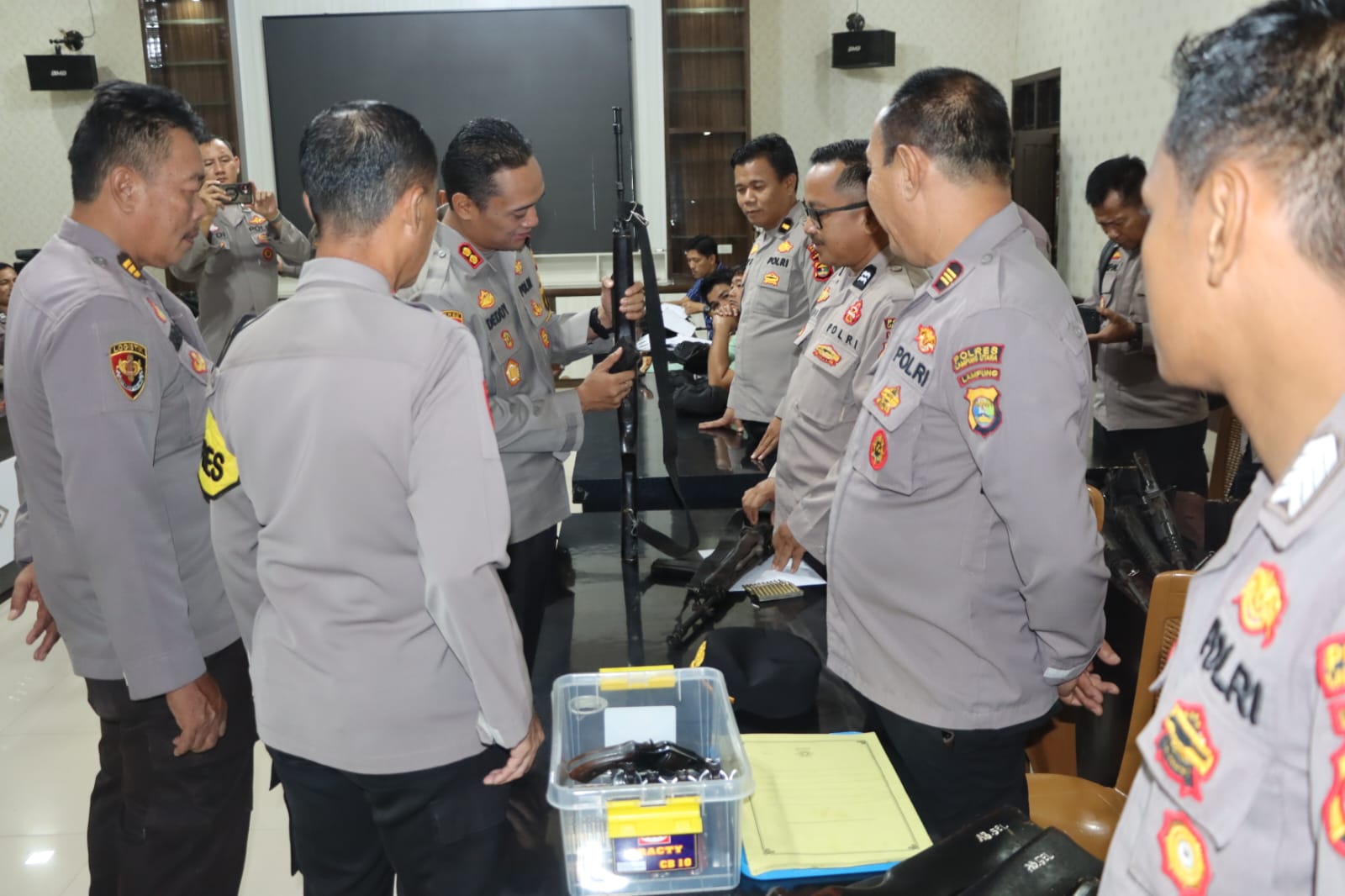 Kapolres Lampung Utara Cek Senpi Dinas, Pastikan Penggunaan Sesuai Prosedur