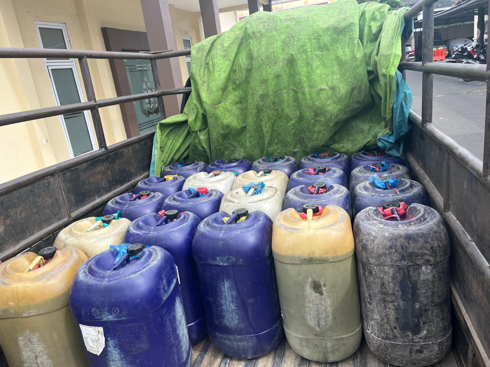 Polres Metro Bongkar Praktik BBM Oplosan, Dua Pelaku Dan Puluhan Derigen Diamankan